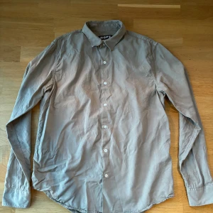 Skjorta Hope - Finn och extremt skön skjorta från hope, lätt och fint material perfekt till sommarn och perfekt för dig som är trött på att endast gå runt i linneskjortor, plagget är använt väl men har mycket kvar att ge