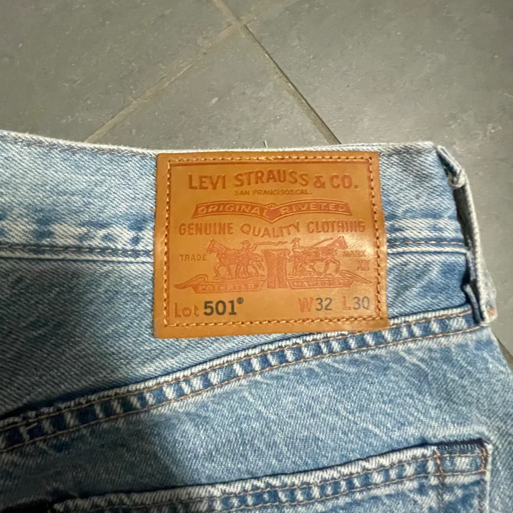 Knappats använda jeans, top skick! riktigt schysst färg och för mer information är det bara att skriva😄. Jeans & Byxor.
