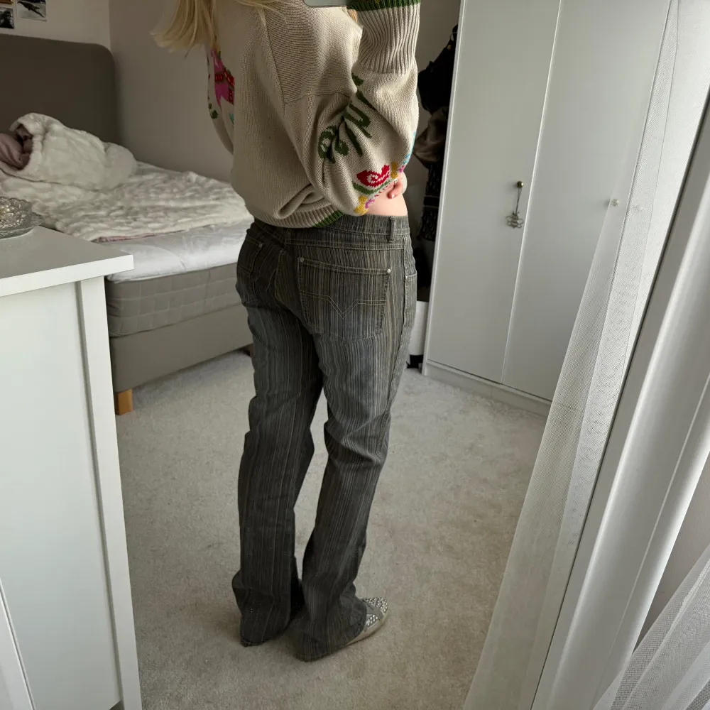 De perfekta bootcut jeansen, så snygga och unika!! Storleken står som w38 L84, jag på bilden bär 36. 82cm i innersöm och 38cm midja. Jeans & Byxor.