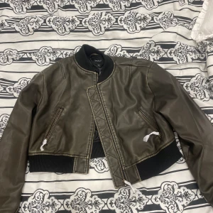 Skinn-bomberjacka - Helt ny, säljer pga köpte i fel stl. Nypris 900kr