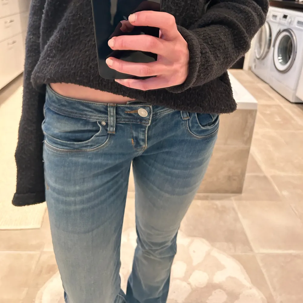 Säljer dessa supersnygga Ltb jeans i modellen Valerie❤️‍🔥 Bara använda ett fåtal gånger så är i ett bra skick och har inga defekter🔥. Jeans & Byxor.