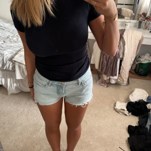 Jeans shorts  - Säljer dessa snygga lågmidjade jeans shortsen från lager157, de sitter super fint i midjan och lagom längd!  Som referens är jag 168 