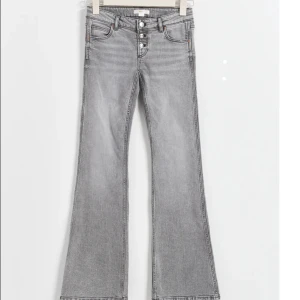  Lågmidjade jeans -  Ett par jättefina låg midjade jeans från Gina Tricot i bra skick använda fåtal gånger💖 