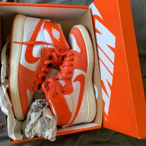 Air Jordan knockout - Ass bra skick nästan som nya, du får med två par skosnören,kartongen medföljer.  Köpta på nikes hemsida skulle säga att de passar 43-44. Priset kan diskuteras