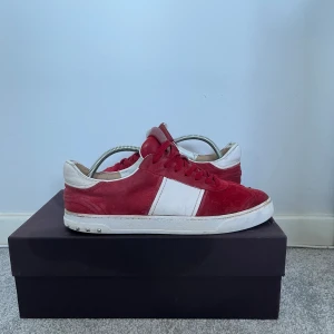 Valentino Flycrew - Hej, säljer nu mina riktigt snygga Valentino Flycrew i denna eftertraktade färg! | Modellen tillverkas ej längre och är därför svår att få tag på! | Skick: 7.5/10, 6 nitar saknas | Storlek: 43 | Skriv vid övriga funderingar!