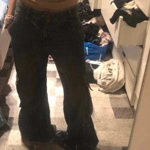 Vida cargo jeans - passar unisex, de är baggy och använda två gånger! Köp jätte gärna/ pris kan diskuteras!