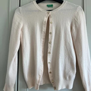 Kofta - Kofta i 100% ull i en beige/ljus aprikos färg från United colors of benetton. Lite nopprig men inget som direkt stör, därav priset.