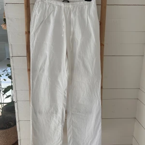 Linnebyxor - Lågmidjade linnebyxor från BikBok. Storlek S. I princip aldrig använda så väldigt gott skick. Perfekt nu till sommaren🌴🌊🌼🌸☀️