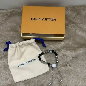 Helt nytt Louis Vuitton Armband kommer med låda och dustbag. Perfekt inför sommaren/våren Säljs för 500 men priset kan diskuteras.
