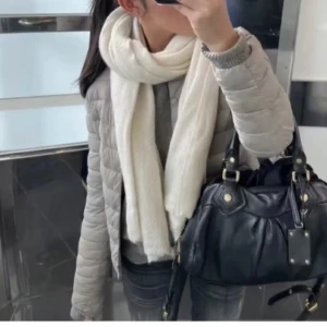 Uniqlo jacka grå  - Jätte fin jacka från uniqlo som tyvärr inte kommer lika mycket till användning längre. Storlek passar bra på någon med Xs/S.  Ingen defekter eller liknande, Perfekt nu till våren🥰 nypris 800❤️