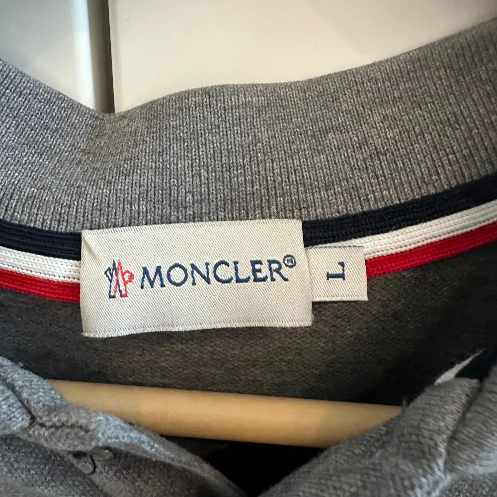 Säljer min moncler tröja för använder inte längre, bra skick och väldigt fet. Storlek L men passar Medium ganska bra.Pris kan diskuteras vid snabb affär!!. Neuletakit & Villapaidat.