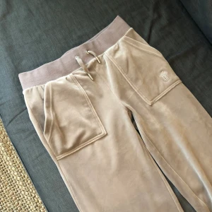 Juicy couture byxor - Använde den 2 gånger och köpte den nyligen men tyvärr är den för lång för mig, den skulle passa någon som är 158-168. Titta på mitt ”om mig” i min profil för mer information, ‼️JAG KAN GÅ NER TILL MINST 320KR‼️💓meddelande mig innan du köper