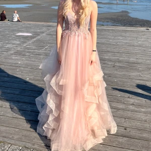 Balklänning - Säljer min vackra balklänning!🙌🏼💗 endast använd 1 gång och helt i nyskick! Köpt för 2200 säljer för 1500kr💗