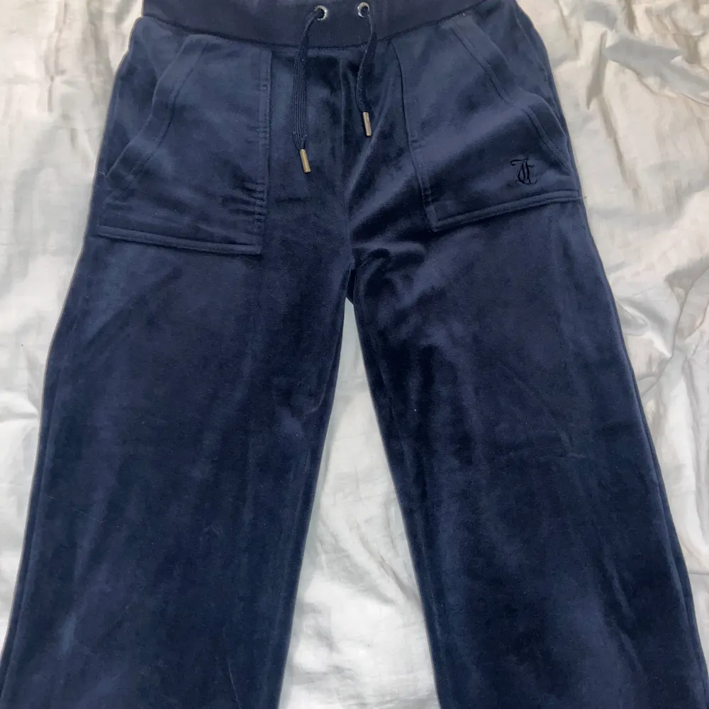 säljer mina mörkblå juicy byxor nu, används inte längre 💕köpta för ca 1200, men säljer för 250 då dom är flitigt använda 💕storlek xxs men passar även xs 💕. Jeans & Byxor.