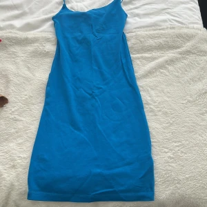 Mini klänning  - Blå miniklänning från Zara. storlek S men passar mig som bär xs. Använd en gång men eftersom bandet är lite sönder så drar jag ner priset 