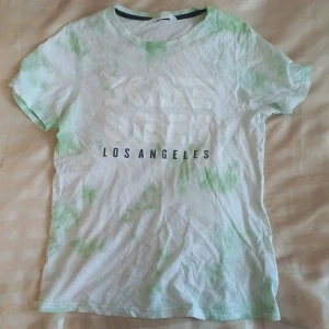 H&M t-shirt - H&M t-shirt från när jag var yngre. Storlek: 158/164. Skick: använt skick.