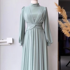 Balklänning  - Jättevacker balklänning, använde bara en gång. Den behöver strykas eftersom hade lagt undan den ett tag🤍