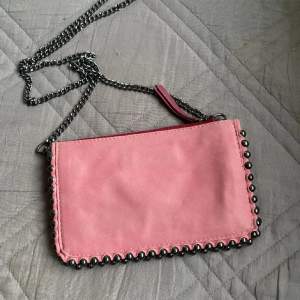 Mått 19*12 cm. Väskan är rosa/burgundy. Väskan har tre innerfack och kedjan är avtagbar 💘