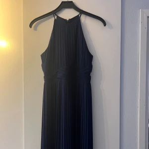 Balklänning  - Maxiklänning som jag köpt på Zalando. 🥰 Den är i storlek 36 men kan passa en 34 också skulle jag säga eftersom den är petite💕 Märket heter TFNC London  