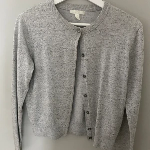 Grå kofta - Jätte fin grå kofta ifrån hm!!💓💓 Säljer för att jag inte andvänder så mkt längre!!💓💓