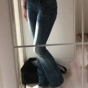 Jättefina lågmidjade jeans 🥰jättebra skick då de knappt använts