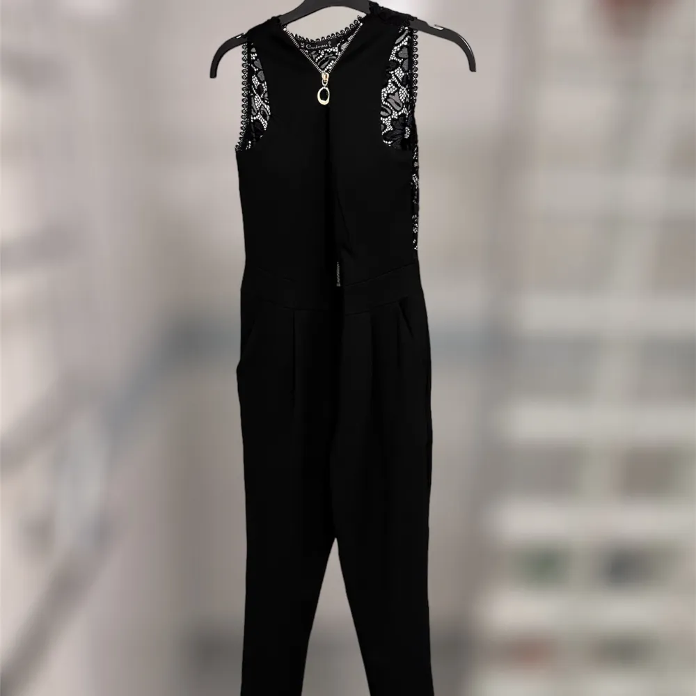 Jättefin svart jumpsuit som är vadderad och kortärmad! Den har spets över ryggen vilket är jättesnyggt! Den har dessutom fickor vilket är en dröm!! Storlek L. Klänningar.