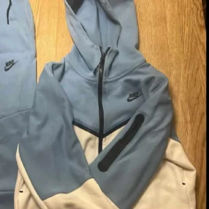 Niketech dress strl M - Jättefin dress, bra skick.. Sonen gillade inte färgen så den är sparsamt använd 