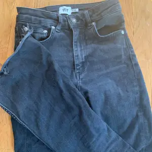 Snygga bootcut jeans. Köpta här på plick men igentligen från Lager 157. Bra skick. Av klippta nertill. Vill helst byta mot ett par andra jeans men annars säljer jag dem.