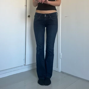 Mörkblå vintage jeans - Mörkblå vintage jeans från Lee! Storlek W29 och L31! 💞