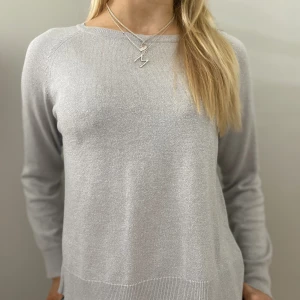 Basic tröja ifrån Zara - Jätte fin basic tröja ifrån Zara💞💞 Passar till allt och är knappt andvänd Köpte i sommras o har andvänd ca 1-2 gnr💕💘