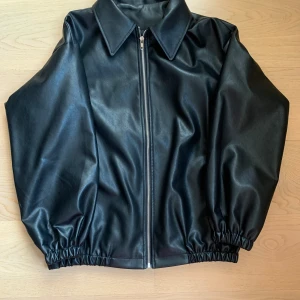 Svart jacka - Nyskick svart jacka med inte äkta skinn ❤️ köpt för 500kr