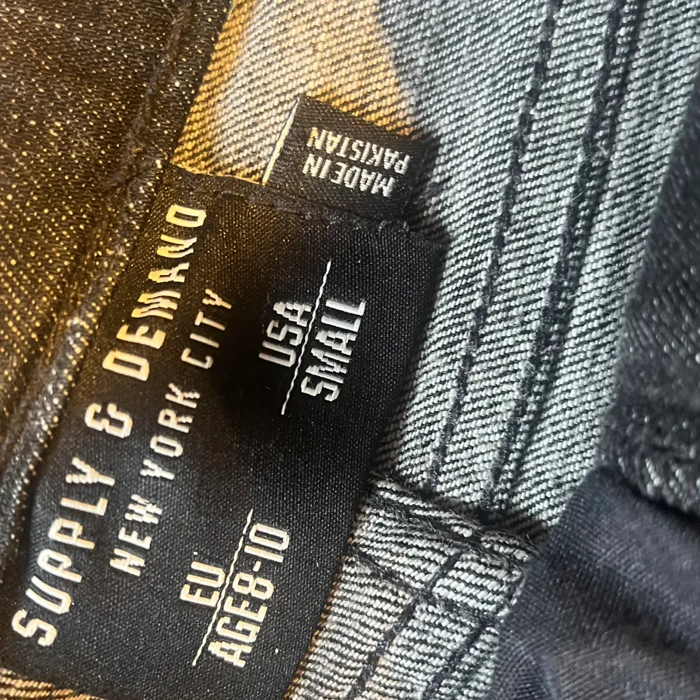 Svarta ripped jeans från jdsports inte använt dom mycket skick 8,5/10. Jeans & Byxor.