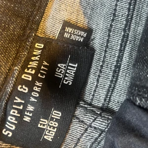 Svarta ripped jeans  - Svarta ripped jeans från jdsports inte använt dom mycket skick 8,5/10