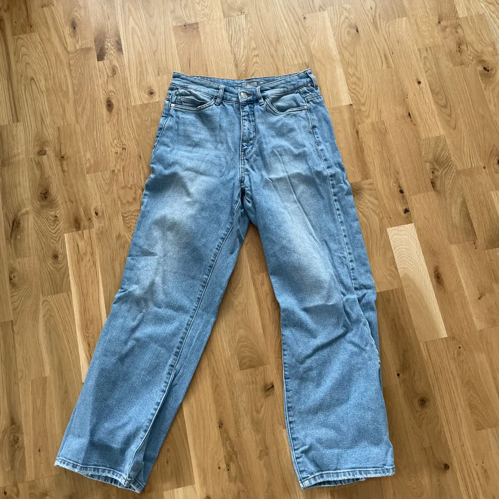 Säljer jeans från Kappahl pga för korta på mig. Väl använda men i gott skick. Säljs för 120 kr. . Jeans & Byxor.