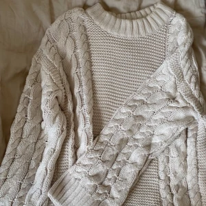 Stickad tröja Gina tricot  - Jättefin kabelstickad tröja från Gina tricot. Köpt i somras ❤️