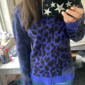 Lila leopardmönstrad stickad tröja. Skönt material o jag tkr att den sitter väldigt bra!   