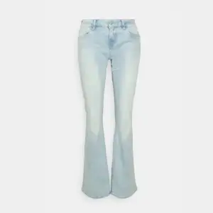 Hej! Jag söker ett par ltb jeans Roxy i färgen ”carina undamaged wash”. Söker i bredd 25/26 och längderna 30/32/34. Om ni har en annan storlek får ni jättegärna kontakta mig ändå!🤩💕