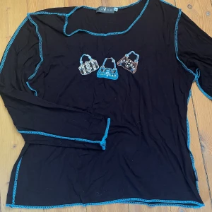 Tröja med handväsktryck Y2K - Brun långärmad tröja med blå detajer. Storlek 4. 