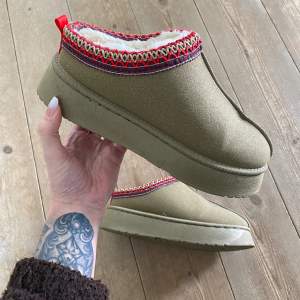 Uggs liknande skor / tofflor - super fina!! - Passar 39 - super trendiga nu!  OBS inte äkta UGG 