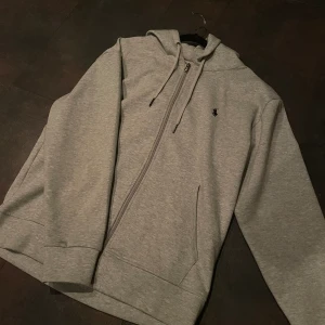 Zip Ralph lauren  - Strl. M  Säljes då den inte kommer till andvöndig 