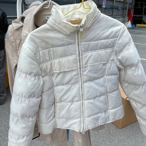 JACKA - Jacka för kyliga vårkvällar Gräddvit med guldfärgat foder   