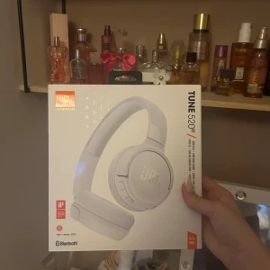 Oöppnade Jbl trådlösa hörlurar vita - Säljer oöppnade Jbl trådlösa hörlurar i färgen vit. Säljer för 200kr