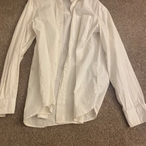Skjorta - Bra skick, basis vit skjorta. 