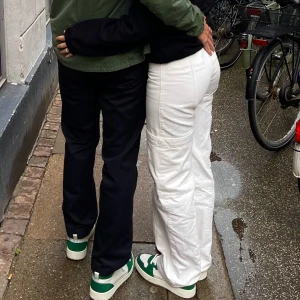 Filippa K byxor  - Säljer mina Filippa K jeans i nyskick då de endast använts 1 gång. Storlek 32, men passar 34/36. Nypris 2000
