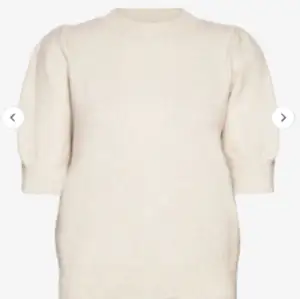 Jätte fin tröja från Vero Moda som tyvärr har blivit för liten för mig, använd kanske 5 ggr. Köpt för 229kr säljer för 199kr💓 Skriv för fler bilder!💞