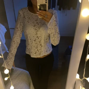 spets topp - säljer denna spets toppen. köptes förra sommaren och är nästan aldrig använd