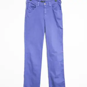Helt oanvända utan defekter, säljs inte längre. Pitaya purple jeans. Straight.