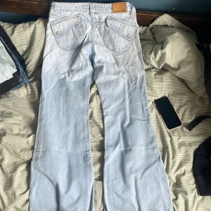 Lågmidjade jeans - Lågmidjade jeans med bootcut från Reactive med skitsnygga fickor! Något slitna men fortfarande fina Sälher då de är för små