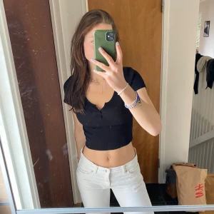 Svart topp - Säljer min svarta croppade tröja från Gina Tricot i storlek S. Den är stretchig i materialet och kan användas till både utekväll och vardag 💕 