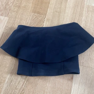 Top - Säljer denna top för att den är för liten för mig den är i bra skick och den är inte använd så mycket storlek xs 